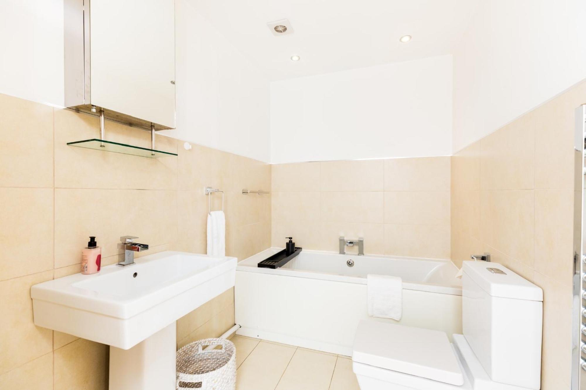 High End Luxury Townhouse In Jq, 4 Bedrooms, Flat Screen Tv In All Rooms, Free Parking, Near Birmingham City Centre Deposit Required Екстер'єр фото